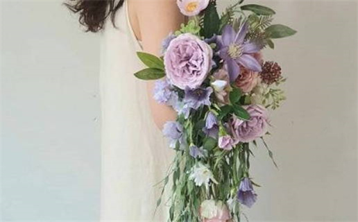 2个耳朵不一样什么命_两个耳朵不一样什么命