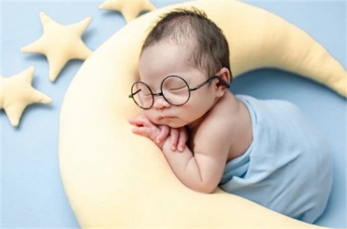 2026年06月21日何姓男宝宝起名必读：八字喜忌用字详解