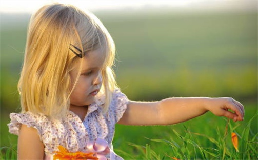 何姓女孩取什么名字好？文雅内涵名字推荐