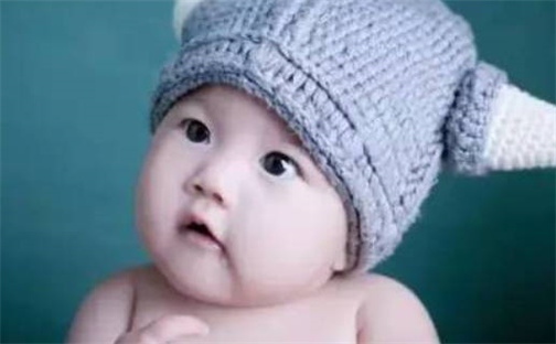 何姓书香气质的男生名字